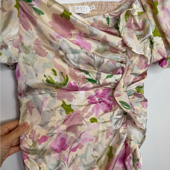 ASTR the label Emma ruched satiny Floral Puff Sleeve Dress size medium - Picture 7 of 13